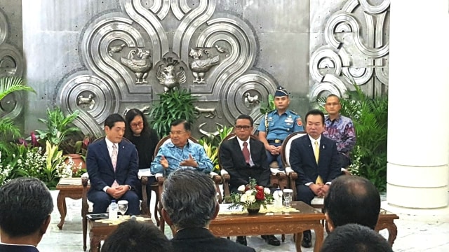 Gubernur Ehime, Jepang dan Wakil Presiden Jusuf Kalla. (Foto: Kevin Kurnianto/kumparan)