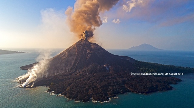 Gunung Anak Krakatau saat setinggi 338 meter. (Foto: Øystein Lund Andersen/@OysteinLAnderse)