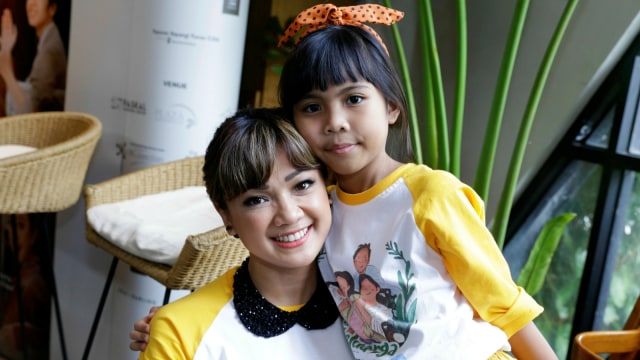 Artis Nirina Zubir bersama anaknya Zivara saat hadir di syukuran film Keluarga Cemara di Kemang, Jakarta, Senin (14/01). (Foto: Ronny/kumparan)