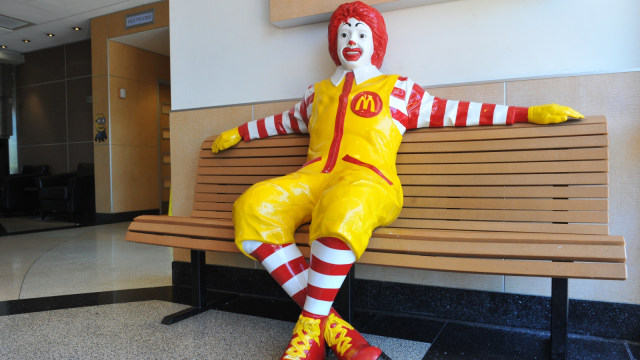 Patung Ronald McDonald. (Foto: AFP/MIRA OBERMAN)