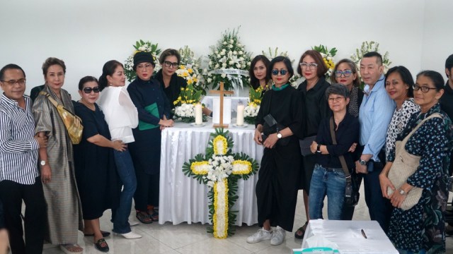 Sejumlah sahabat Robby Tumewu saat berkunjung di Rumah Duka Alm. Robby Tumewu Oasis Lestari, Tangerang, Senin (14/1). (Foto: Iqbal Firdaus/kumparan)