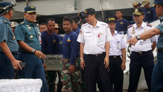 Penyerahan CVR Lion Air dari TNI-AL kepada KNKT di JICT Tanjung Priok, Jakarta, Senin (14/1/2019). (Foto: Nugroho Sejati/kumparan)