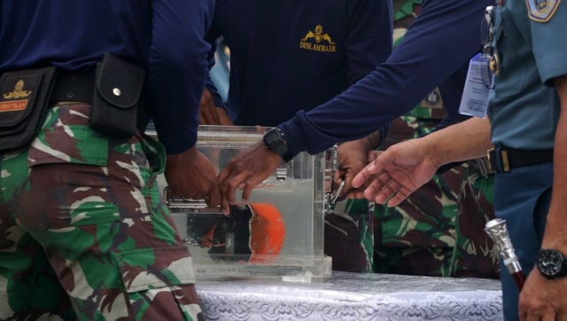 Penyerahan CVR Lion Air dari TNI-AL kepada KNKT di JICT Tanjung Priok, Jakarta, Senin (14/1/2019). (Foto: Nugroho Sejati/kumparan)