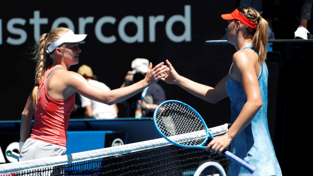 Harriet Dart dan Maria Sharapova di babak pertama Australia Terbuka 2019. (Foto:  REUTERS/Kim Kyung-Hoon)