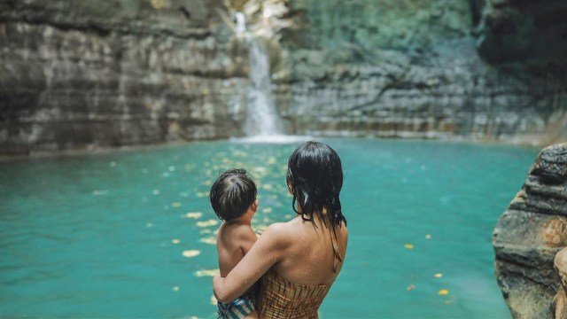 Di Sumba, Andien menyempatkan diri merasakan segarnya air terjun Waimarang (Foto: Instagram/andienaisyah)