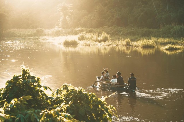 Menelusuri sungai dari Desa Kiritana bersama yang terkasih jadi bagian dari perjalanan Andien (Foto: Instagram/andienaisyah)