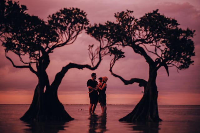 Berburu senja di Pantai Walakiri bersama orang-orang tercinta (Foto: Instagram/andienaisyah)