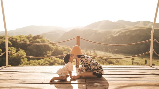 Bersama Kawa, Andien menikmati sinar mentari yang hangat di Sumba (cover) (Foto: Instagram/andienaisyah)