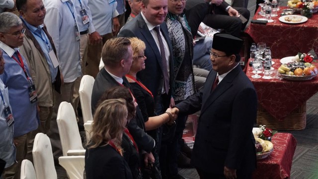 Calon presiden nomer urut dua, Prabowo subianto bersalaman dengan dubes negara asing. (Foto: Jamal Ramadhan/kumparan)