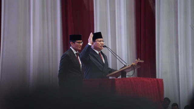 Prabowo Subianto (kanan) dan Sandiaga Uno (kiri) saat berada di JCC dalam acara pidato kebangsaan Prabowo, Senayan, Jakarta, pada Senin (14/1). (Foto: Jamal Ramadhan/kumparan)