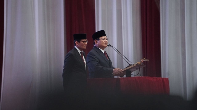 Prabowo Subianto (kanan) dan Sandiaga Uno (kiri) saat berada di JCC dalam acara pidato kebangsaan Prabowo, Senayan, Jakarta, pada Senin (14/1). (Foto: Jamal Ramadhan/kumparan)