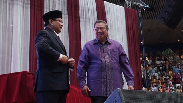 Prabowo Subianto (kiri) dan Susilo Bambang Yudhoyono (kanan) di acara pidato kebangsaan Prabowo, Senayan, Jakarta, pada Senin (14/1). (Foto: Jamal Ramadhan/kumparan)