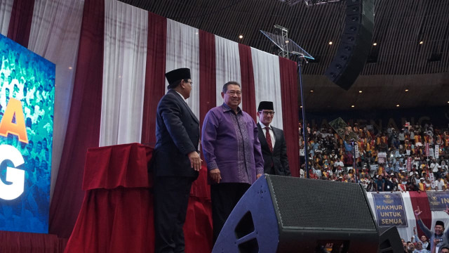 (kiri-kanan) Prabowo Subianto, Susilo Bambang Yudhoyono dan Sandiaga Uno di acara pidato kebangsaan Prabowo, Senayan, Jakarta, pada Senin (14/1). (Foto: Jamal Ramadhan/kumparan)