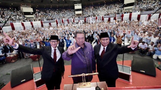 (kiri-kanan) Sandiaga Uno, Susilo Bambang Yudhoyono dan Prabowo Subianto di acara pidato kebangsaan Prabowo, Senayan, Jakarta, pada Senin (14/1). (Foto: Dok. Partai Demokrat/Abror Rizki)