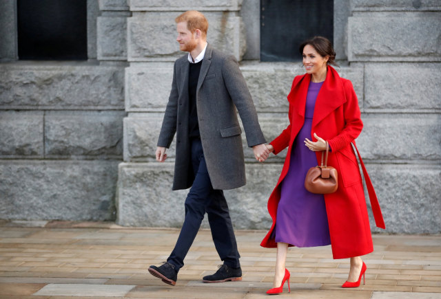 Pangeran Harry dan Meghan Markle saat mengunjungi Birkenhead, Inggris. Foto:  REUTERS/Carl Recine