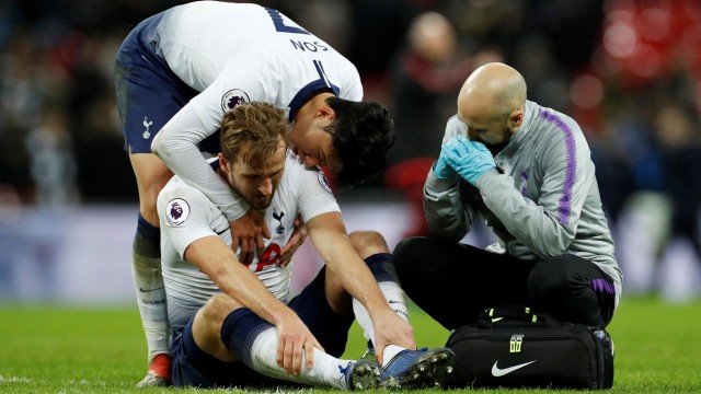 Pemain Tottenham Hotspur, Son Heung-min, menghampiri Harry Kane yang sedang mendapat perawatan medis. Foto: Reuters/John Sibley 
