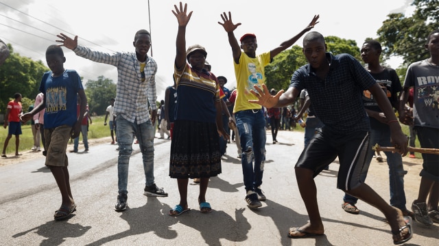 Pengunjuk rasa memblokir menutup jalan ibukota Zimbabwe. (Foto: Njikizana / AFP)