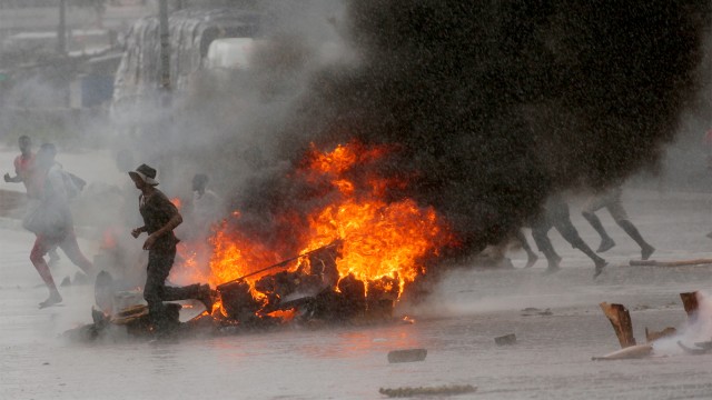 Sejumlah demonstaran berlarian saat terjadi kericuhan saat unjuk rasa di Harare, Zimbabwe. (Foto: REUTERS / Philimon Bulawayo)