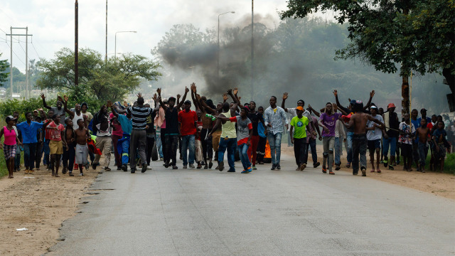 Pengunjuk rasa memblokir rute utama ke ibukota Zimbabwe saat demonstrasi. (Foto: Njikizana / AFP)