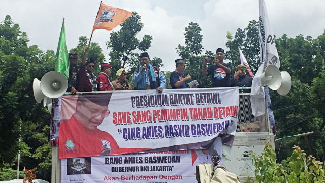 Suasana aksi demo FPI membela Gubernur DKI Jakarta, Anies Baswedan di depan Balai Kota. (Foto: Moh Fajri/kumparan)