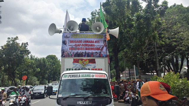 Suasana aksi demo FPI membela Gubernur DKI Jakarta, Anies Baswedan di depan Balai Kota. (Foto: Moh Fajri/kumparan)