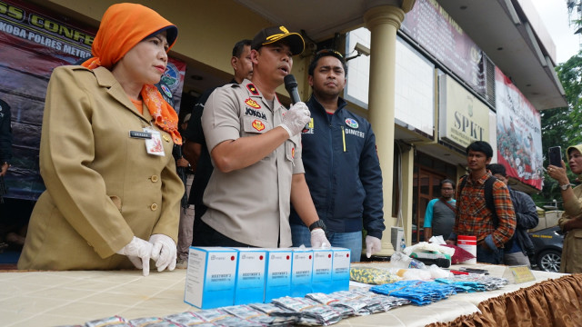 Sejumlah barang bukti narkoba yang diamankan oleh Polsek Kembangan, Jakarta Barat, Selasa (15/1). (Foto: Iqbal Firdaus/kumparan )