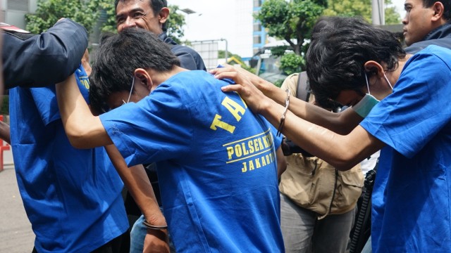 Sejumlah tersangka kasus narkoba di salah satu sekolah di Jakarta Barat, berhasil diringkus Polisi, Selasa (15/1). (Foto: Iqbal Firdaus/kumparan )