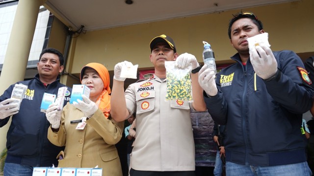 Sejumlah barang bukti narkoba yang diamankan oleh Polsek Kembangan, Jakarta Barat, Selasa (15/1). (Foto: Iqbal Firdaus/kumparan )