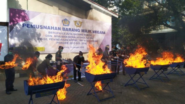 Pemusnahan rokok ilegal di Kantor Pengawasan dan Pelayanan Bea dan Cukai Tipe Madya Pabean A Semarang.  (Foto: Afiati Tsalitsati/kumparan)