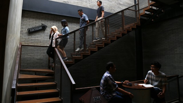Pengunjung menuruni anak tangga di resto Panhead. (Foto: Aditia Noviansyah/kumparan)