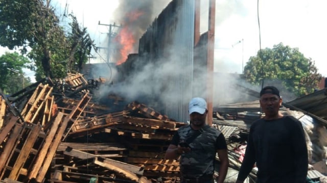Gudang Penyimpanan Barang Bekas di Medan Labuhan Terbakar