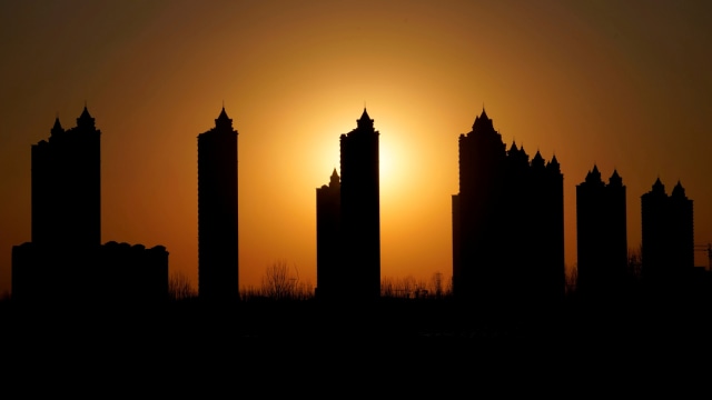 Blok apartemen saat matahari terbenam di pinggiran Tianjin, Cina. (Foto: REUTERS/Jason Lee)