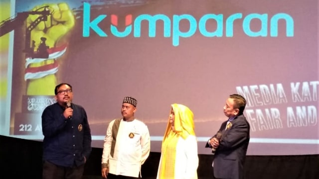 Wakil Pemimpin Redaksi kumparan, Indra Subagja (kiri) menerima 212 Award. (Foto: Dok. kumparan)