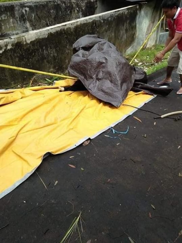 Jenazah Deasy Tuwo saat dievakuasi (Foto: Kenly/Facebook)