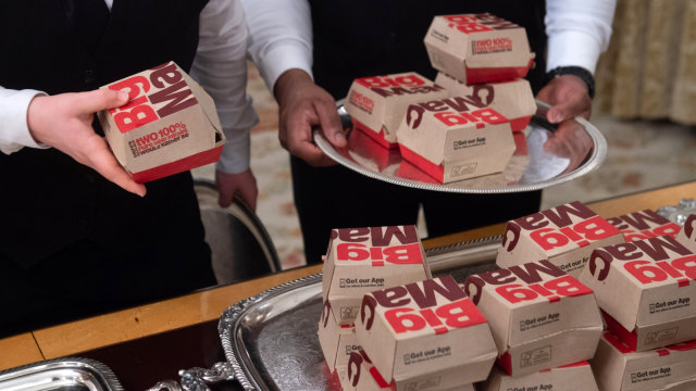 Makanan cepat saji McDonald's di atas nampan saat menjamu Pemenang tim Football 2018 di tingkat Universtas Amerika Serikat, Gedung Putih, Washington, Amerika Serikat. (Foto: AFP/SAUL LOEB)