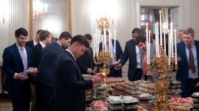 Saat para tamu yang diundang oleh Presiden Trump mengambil makanan cepat saji, Gedung Putih, Washington, Amerika Serikat. (Foto: AFP/SAUL LOEB)