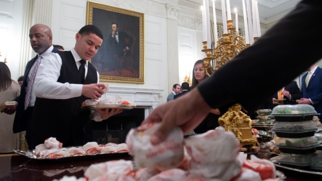 Para pelayanan Gedung Putih mengantarkan makanan cepat saji di Washington, Amerika Serikat. (Foto: AFP/SAUL LOEB)