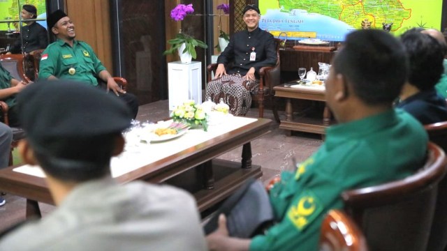 Gubernur Jawa Tengah, Ganjar Pranowo saat menerima kunjungan DPW PBB Jateng, Selasa (15/1). (Foto: Afiati Tsalitsati/kumparan)