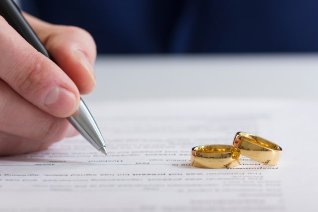 Pastikan pasangan Anda telah resmi bercerai. (Foto: Shutterstock)
