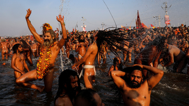 Orang suci Hindu saat mandi besar "Shahi Snan" di Festival Pitcher, di Prayagraj. (Foto: REUTERS / Danish Siddiqui)