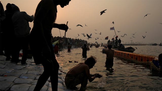 Para penyembah berendam di sungai, pertemuan sungai Gangga, Yamuna dan Saraswati, selama "Kumbh Mela", atau Festival Pitcher. (Foto: REUTERS / Danish Siddiqui)