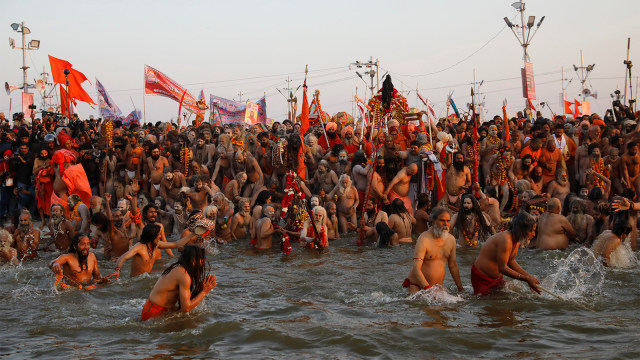 Orang suci Hindu berenang selama "Shahi Snan" di Festival Pitcher. (Foto: REUTERS / Danish Siddiqui)