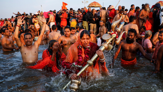 Seorang wanita suci Hindu memegang Trisula saat mandi besar pertama di Festival Pitcher, di Prayagraj, India. (Foto: REUTERS / Danish Siddiqui)