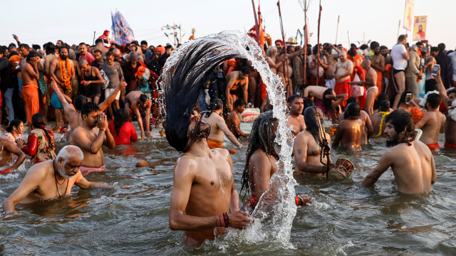 Orang suci Hindu saat mandi besar di Festival Pitcher, di Prayagraj. (Foto: REUTERS / Danish Siddiqui)