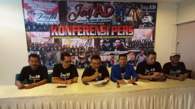 Konferensi pers Jaringan Nasional Garda Depan (Jagad) relawan Gatot Nurmantyo For NKRI yang mengaku sebagai pihak yang memasang spanduk bergambar Gatot di kantor Pusat Badan Pemenangan Nasional (BPN) Prabowo-Sandi. (Foto: Dok. Kumparan)