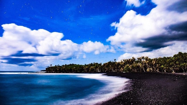 Pantai berpasir hitam bekas letusan Gunung Kilauea, Hawaii (Foto: Instagram/noahdavanb)