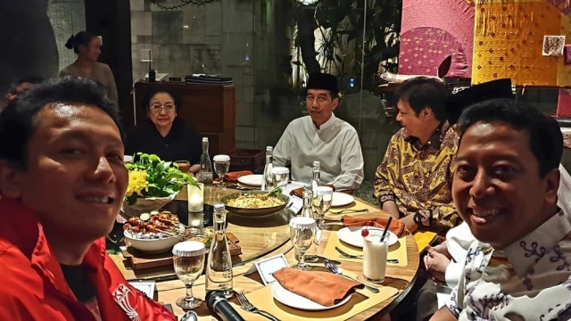 Presiden Joko Widodo saat makan malam dengan Ketum Parpol koalisi. (Foto: Instagram/@diaz.hendropriyono)