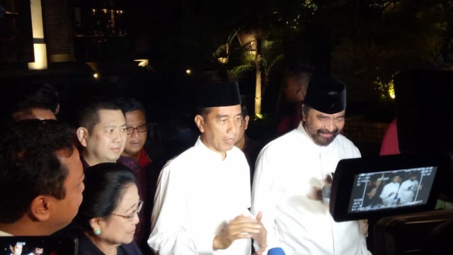 Jokowi usai bertemu para Ketum Parpol pendukung di restoran Seribu Rasa, Jakarta. Selasa (15/1). (Foto: Fadjar Hadi/kumparan)