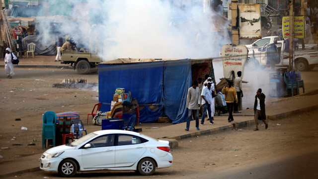 Polisi lemparkan gas air mata untuk bubarkan demonstrasi di Sudan, Rabu (16/1). (Foto: REUTERS/MOHAMED NURELDIN ABDALLAH)