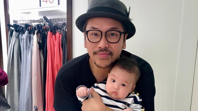 Sammy Simorangkir dan anaknya (Foto: Instagram @sammysimorangkir)